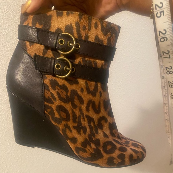 Jaclyn Smith, wedge, leopard texture tile just come above the ankles - Picture 5 of 16